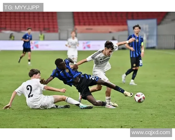 上海足球队实力引发热议球迷对球队表现的不同看法与争论